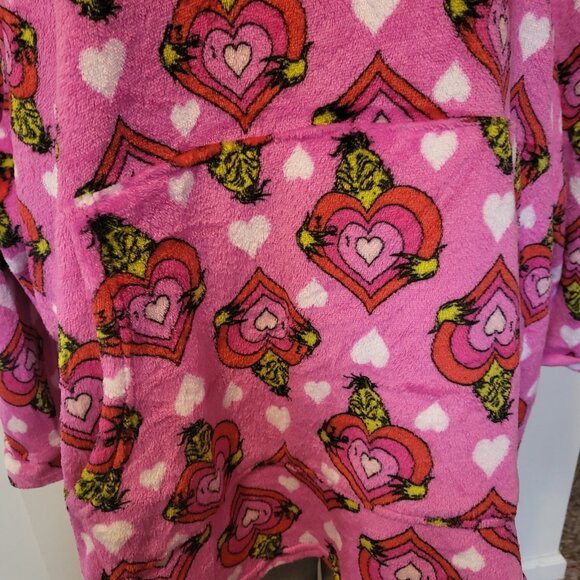 The Grinch Sweatshirt Dr. Seuss Hearts Pink OSFM Oversized Pockets, NWOT - Picture 3 of 6